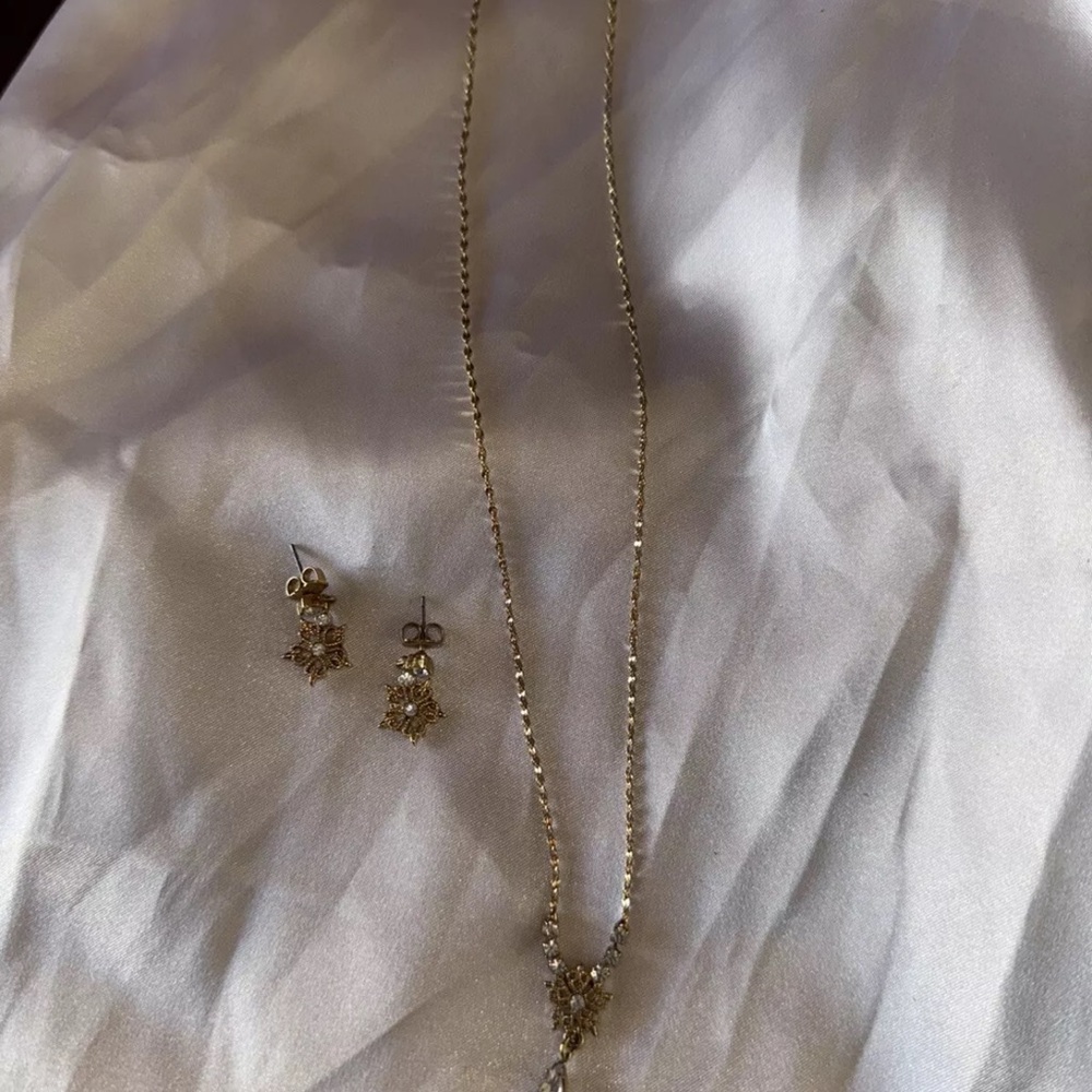 Avon Gold Tone Rhinestone Necklace & Earrings Gift Set NEW